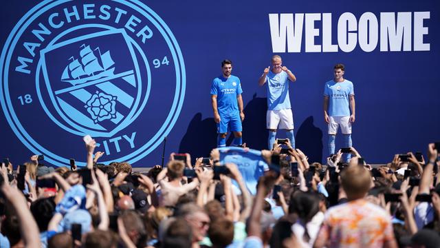 Foto: Tak Sabar Lawan Manchester United, Begini Momen Erling Haaland Saat Dikenalkan oleh Manchester City di Hadapan Para Fans