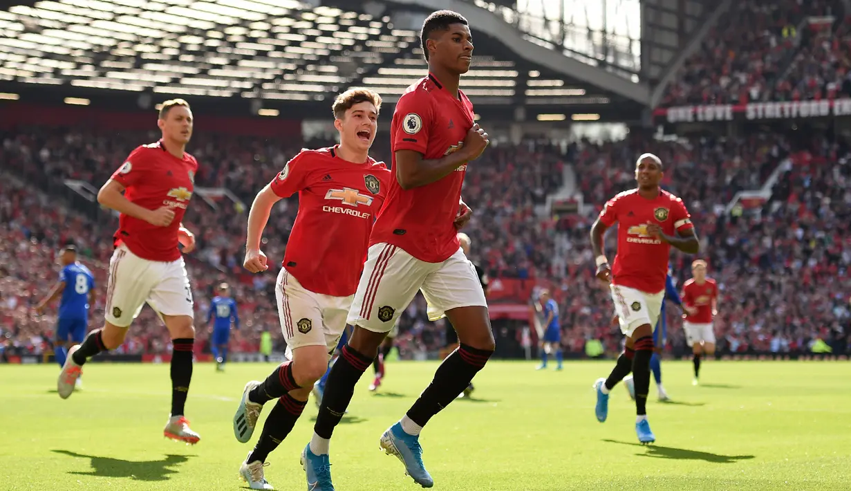 Striker Manchester United Marcus Rashford (kanan) merayakan golnya ke gawang Leicester City pada laga Liga Inggris di Stadion Old Trafford, Manchester, Inggris, Sabtu (14/9/2019). Gol tunggal Rashford membawa MU menang atas Leicester. (Oli SCARFF/AFP)