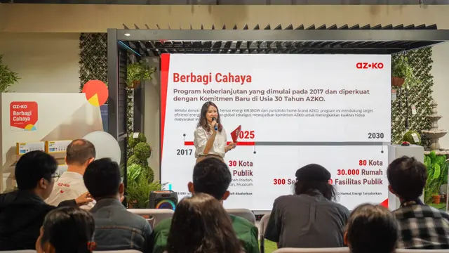 Teresa Wibowo, Direktur PT Aspirasi Hidup Indonesia Tbk, memaparkan inisiatif keberlanjutan AZKO Berbagi Cahaya yang telah berjalan sejak 2017 dan kini diperkuat dengan komitmen jangka panjang hingga 2030, dengan target pendistribusian lampu LED hemat ene