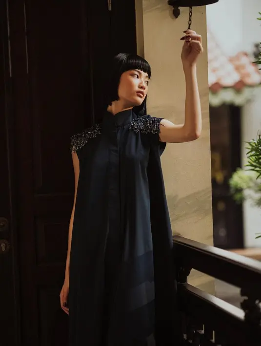 Berkolaborasi dengan jenama aksesoris lokal Aidan and Ice, keseluruhan koleksi terlihat kian apik. Aksesori unik yang terinspirasi dari budaya Peranakan modern bertajuk Rhythm mengawinkan identitas klasik MASSHIRO&Co. dan gaya ikonik dari Aidan and Ice, diaplikasikan pada setiap helai pakaiannya.  [ Foto dok: MASSHIRO&Co. dan AIDAN AND ICE ]