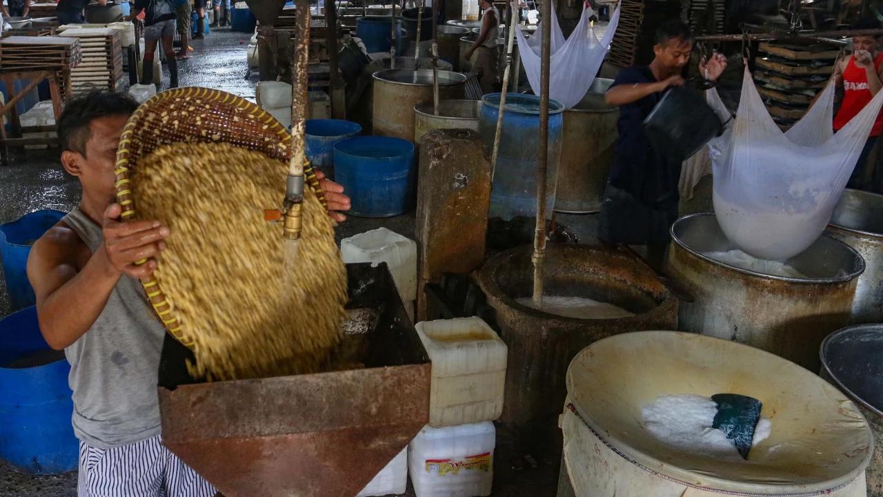 FOTO: Perajin Tahu Tertekan Kenaikan Harga Kedelai
