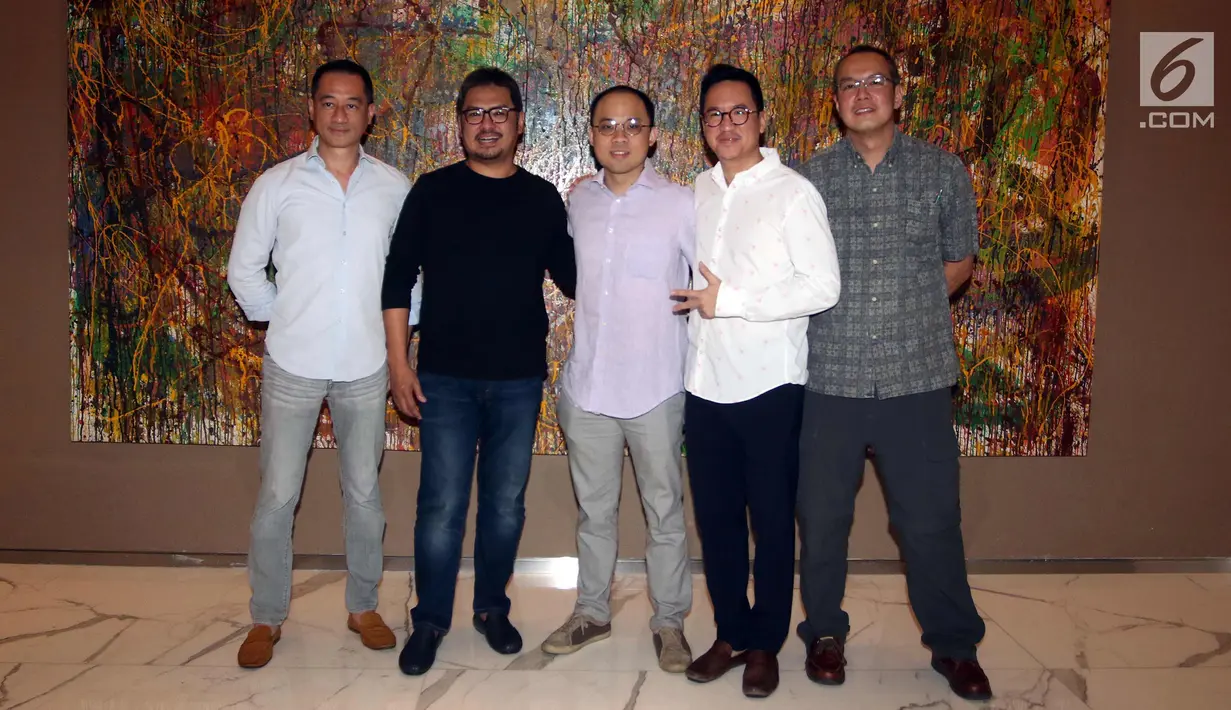 Founders KLN Eka Wiharto dan Steve Christian, Founder & CEO KMK Adi Sariaatmadja, Partner KLN Ben Subiakto, Wakil Mediacorp Sgn Yu-Jen usai menandatangani Akta Penggabungan PT Liputan6.com dan PT KLN, Jakarta, Kamis (29/3). (Liputan6.com/Arya Manggala)