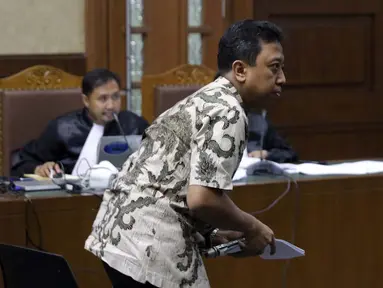 Terdakwa kasus dugaan suap jual beli jabatan di lingkungan Kemenag, M Romahurmuziy saat menjalani sidang lanjutan di Pengadilan Tipikor, Jakarta, Senin (23/9/2019). Sidang beragendakan pembacaan eksepsi yang dibacakan terdakwa dan penasehat hukum terdakwa. (Liputan6.com/Helmi Fithriansyah)