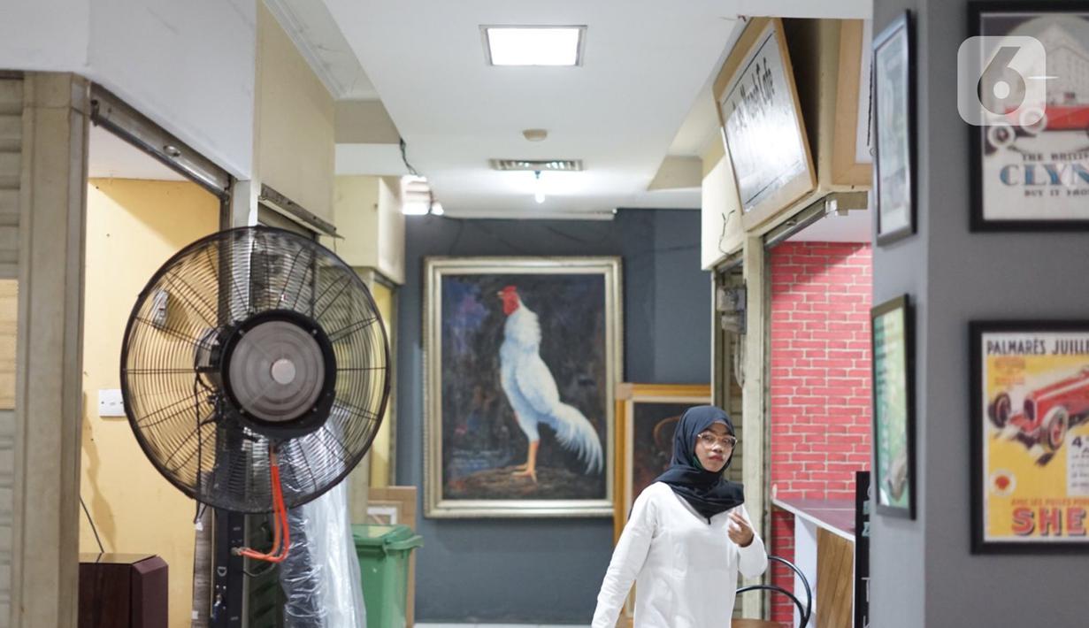 Seorang wanita berjalan Pasar Gembrong Baru, Jalan Jenderal Basuki Rachmat, Jakarta Timur, Minggu (16/8/2020). Pasar yang dulu diisi kios-kios mainan anak dan boneka tersebut kini berubah wajah menjadi galeri bagi para perupa, barang antik, hingga buku-buku lawas. (Liputan6.com/Immanuel Antonius)