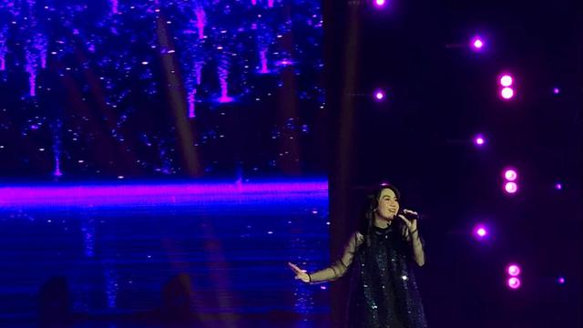 Jane Callista tampil bernyanyi pada malam pengumuman Gadis Sampul 2024 di Jakarta