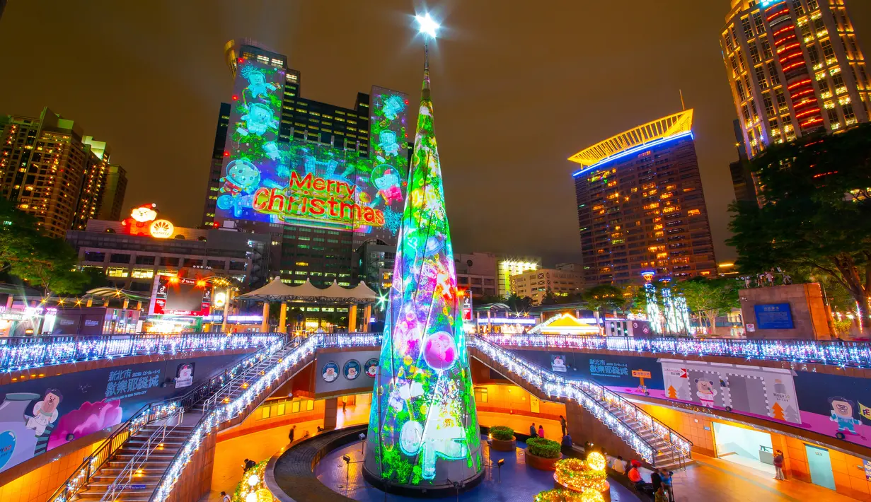 Pertunjukan cahaya menyambut Natal di Christmasland, New Taipei City, Taiwan, Senin (19/11). Festival musim dingin ini dimulai pada 16 November 2018. (TVBS via AP Images)