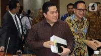 Menteri BUMN, Erick Thohir bersama Wakil Menteri BUMN Kartika Wirjoatmodjo (kanan) seusai mengikuti rapat dengan Komisi VI DPR, di kompleks Parlemen,Senin (2/12/2019). Rapat membahas Penyertaan Modal Negara (PMN) pada Badan Usaha Milik Negera tahun anggaran 2019 dan 2020. (Liputan6.com/Johan Tallo)