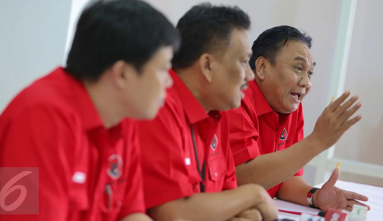 Ketua Fraksi PDIP Olly Dondokambey (tengah) memberikan keterangan pers usai rapat koordinasi di DPP PDIP, Jakarta, Kamis (17/9/2015). Dalam rapat Megawati meminta kepada fraksi untuk turun ke bawah sukseskan pilkada serentak. (Liputan6.com/Faizal Fanani)