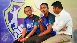 Kapten tim putra Jakarta Elektrik PLN, Sigit Hermanto (tengah) menjawab pertanyaan wartawan di FX Senayan, Jakarta, (3/2). Jakarta Elekrik PLN mempersiapkan 13 pemain lokal dan 2 pemain asing untuk tim putra dan putri. (Liputan6.com/Yoppy Renato)