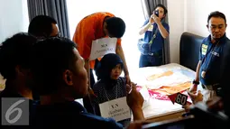 Tersangka Mursalim terus tertunduk saat memperagakan 82 adegan dalam rekonstruksi yang digelar di kamar apartemen Casa Grande, Kasablanka, Tebet, Jakarta, Senin (14/9/2015). (Liputan6.com/Yoppy Renato)