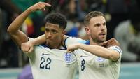 Pemain timnas Inggris, Jordan Henderson (kanan) merayakan golnya ke gawang Senegal bersama rekan setimnya Jude Bellingham dalam pertandingan 16 besar Piala Dunia 2022 yang berlangsung di Al Bayt Stadium, Qatar, Senin (5/12/2022). (AP Photo/Francisco Seco)