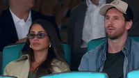 Antonela Roccuzzo dan Lionel Messi menyaksikan Novak Djokovic dari Serbia bertanding melawan Grigor Dimitrov dari Bulgaria pada semifinal Miami Open yang dipersembahkan oleh Itau di Hard Rock Stadium pada 28 Maret 2025 di Miami Gardens, Florida. (Matthew Stockman/Getty Images via AFP)