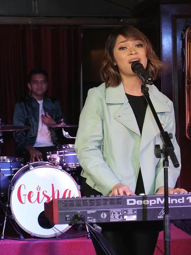 Makna Di Balik Kegalauan Geisha Di Lagu Kering Air Mataku News Entertainment Fimela Com C#m g#m sumpah mati kau rusak jiwaku f#m b saat ini. lagu kering air mataku