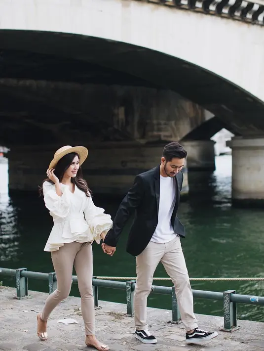 Biasanya, pengantin baru berbulan madu untuk menikmati momen bahagia hanya berdua saja. Namun uniknya, Syahnaz dan Jeje ditemani Mama Amy Qanita untuk berbulan madu ke Amerika Serikat. (Instagram/syahnazs)