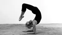 Olahraga yoga mampu membuat keseimbangan pada tubuh. (sumber. Huffington Post)