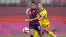 Pada babak kedua, Amerika Serikat mampu memperbesar selisih kedudukan lewat Carli Lloyd (kiri). Blunder Alanna Kennedy (kanan) menyebabkan Australia harus tertinggal tiga angka. (Foto: AP/Fernando Vergara)