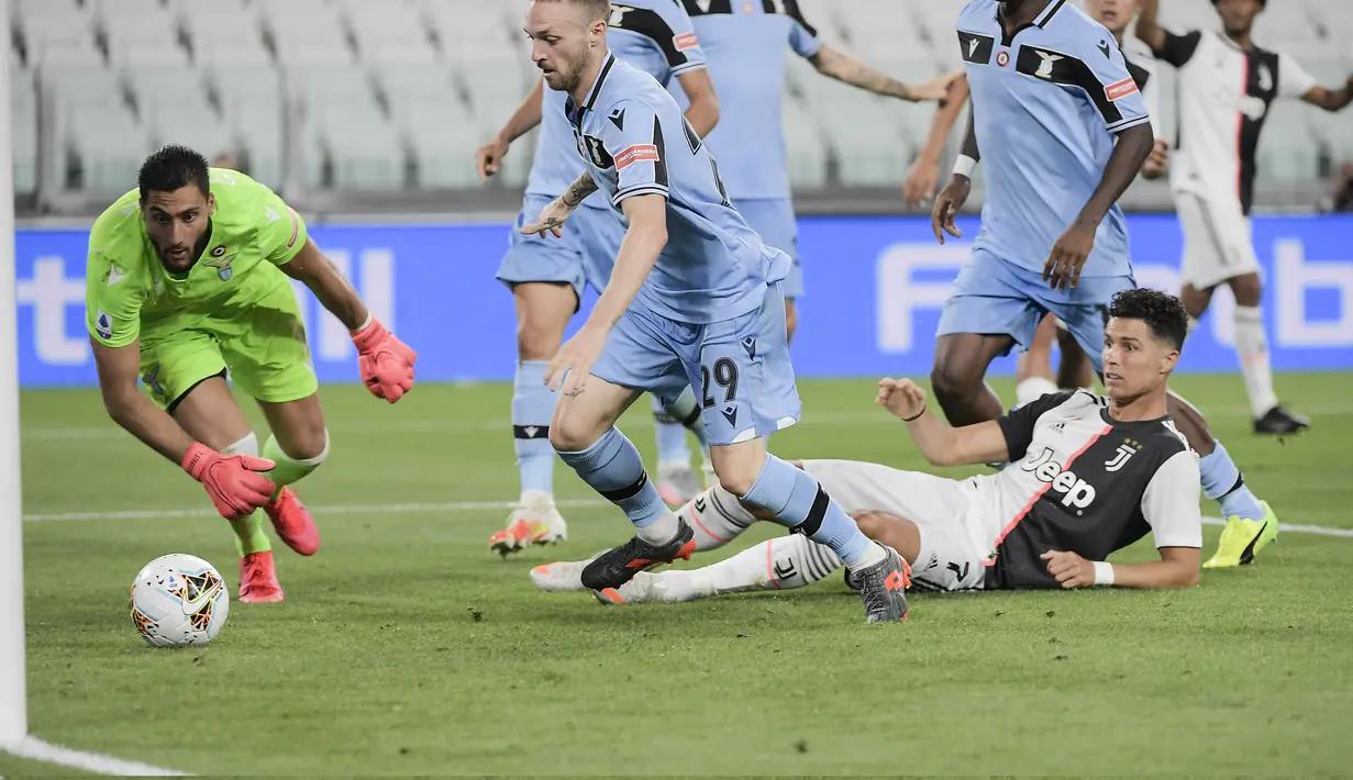 Pemain Juventus Cristiano Ronaldo (kanan) menyaksikan bola masuk ke gawang Lazio pada pertandingan Serie A di Allianz Stadium, Turin, Italia, Senin (20/7/2020). Dua gol Ronaldo membawa Juventus menang 2-1. (Marco Alpozzi/LaPresse via AP)