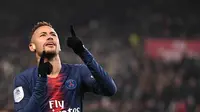 Kasus Neymar Jr dipengadilan pun banyak dibantu oleh peran sang ayah. Kini sang ayah menjadi popular saat urusi masalah anaknya di luar lapangan. (AFP/ Anne-Christine Poujoulat)