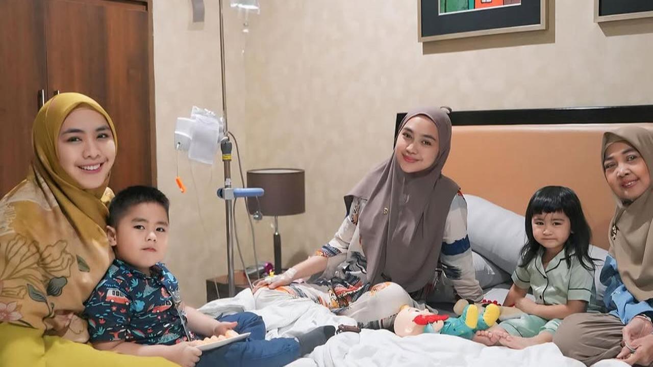5 Momen Hangat Oki Setiana Dewi Kumpul Keluarga Sepulang dari Mesir, Jenguk Ria Ricis yang Sakit