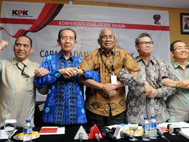 Sejumlah pimpinan KPK saling merangkul usai menggelar konferensi pers terkait Kinerja KPK selama 2015, Jakarta, Selasa (15/12/2015). KPK tercatat telah melakukan Operasi Tangkap Tangan sebanyak lima kali sepanjang tahun 2015. (Liputan6.com/Helmi Afandi)