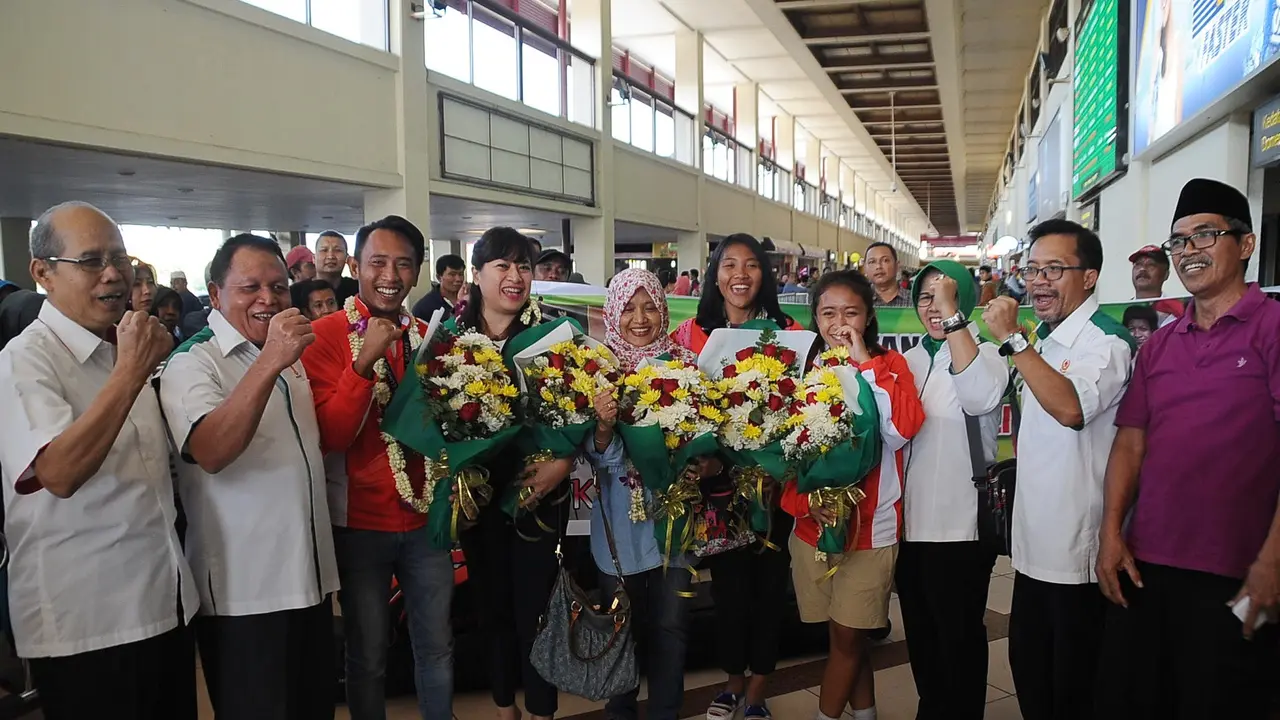 Suasana pengunjung saat berebut foto bersama dengan atlet Jatim yang berlaga di SEA Games  (Liputan6.com / Dimas Angga P)