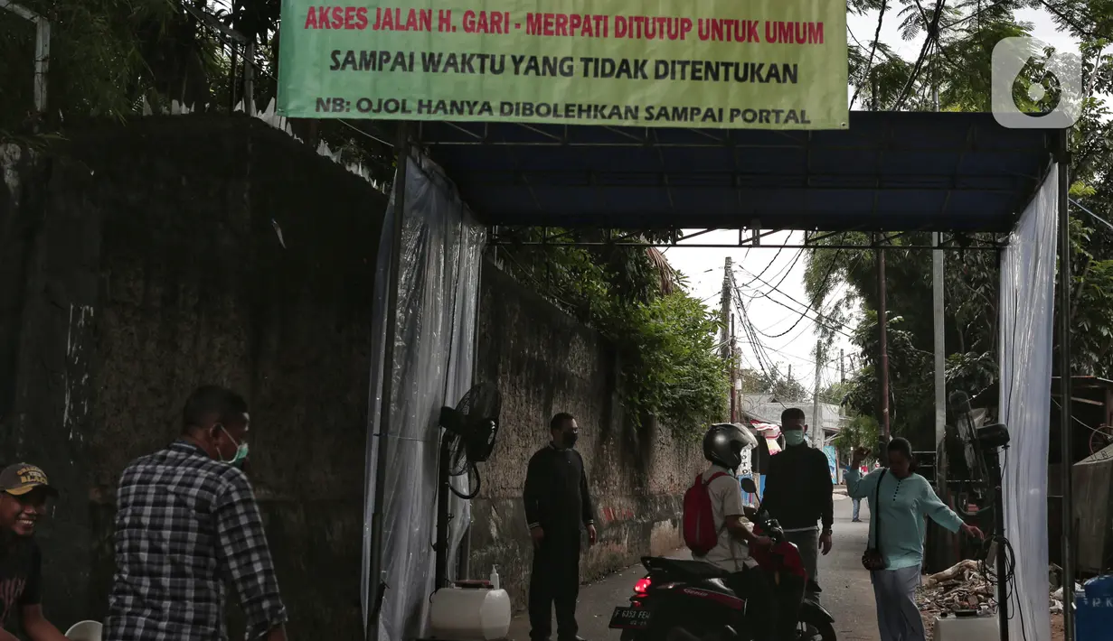 Pengendara sepeda motor menjalani pemeriksaan saat akan memasuki pemukiman warga di kawasan H. Gari, Pesanggrahan, Jakarta, Jumat (3/4/2020). Penyemprotan secara swadaya tersebut dilakukan warga untuk mencegah penyebaran virus corona COVID-19. (Liputan6.com/Johan Tallo)