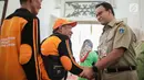 Gubernur DKI Jakarta Anies Baswedan bersalaman dengan pasukan oranye saat menggelar halal bihalal di Balaikota, Jakarta, Senin (10/6/2019). Pemerintah Provinsi DKI Jakarta menggelar Halal Bihalal pada hari pertama PNS masuk kerja setelah libur Lebaran 2019. (Liputan6.com/Faizal Fanani)