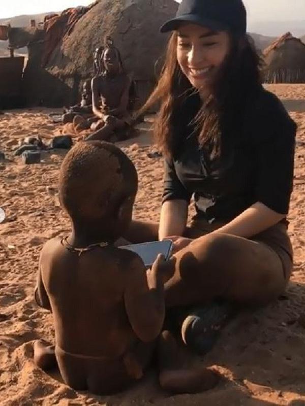 Nikita Willy asyik bermain dengan anak suku Himba di Namibia (Dok.Instagram/@nikitawillyofficial94/https://www.instagram.com/p/B2ipuVbnIrC/Komarudin)