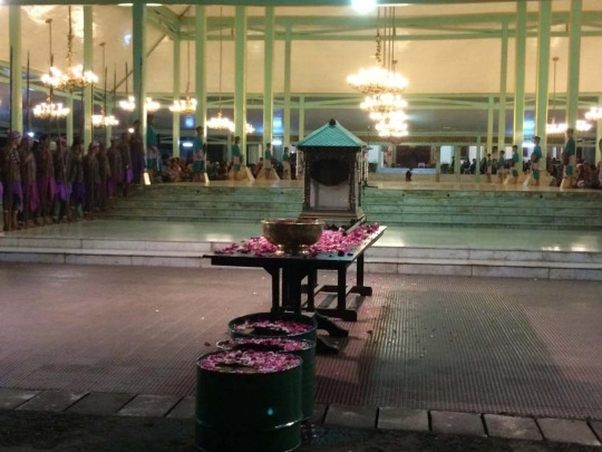 Menyaksikan kirab 1 Suro di Istana Mangkunegaran