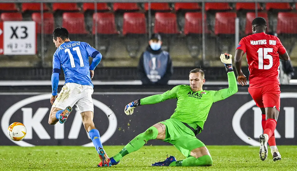Striker Napoli, Hirving Lozano (kiri), berusaha melewati hadangan kiper AZ Alkmaar, Marco Bizol, dalam laga lanjutan Liga Europa 2020/21 Grup F di AFAS Stadium, Kamis (3/12/2020) waktu setempat. Napoli bermain imbang 1-1 dengan AZ Alkmaar. (AFP/Olaf Kreak/ANP)