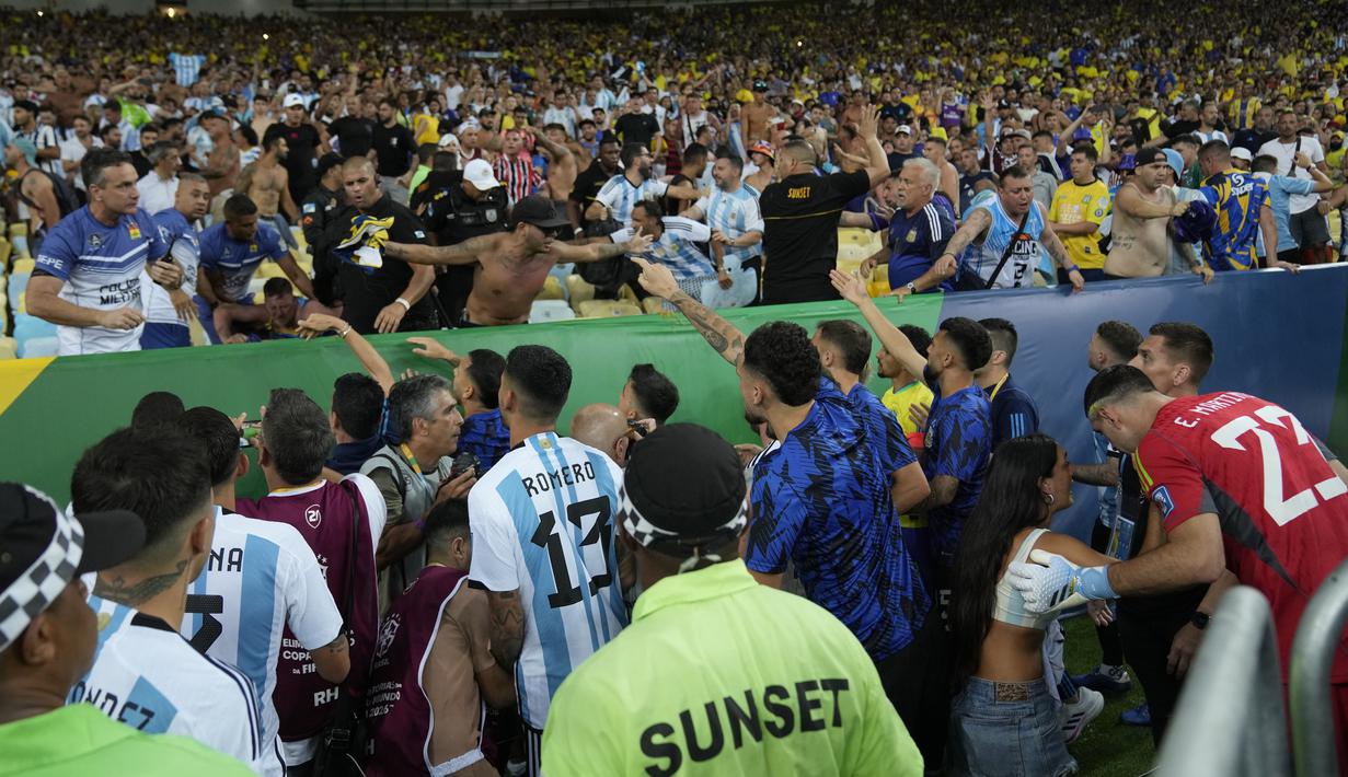 Kericuhan suporter Argentina dan petugas keamanan sebelum laga Kualifikasi Piala Dunia 2026 antara Brasil melawan Argentina di Stadion Maracana, Brasil, Rabu (22/11/2023) WIB. Kerusuhan tersebut dipicu dari aksi saling cemooh antara suporter Brasil dan Argentina. (AP Photo/Silvia Izquierdo)