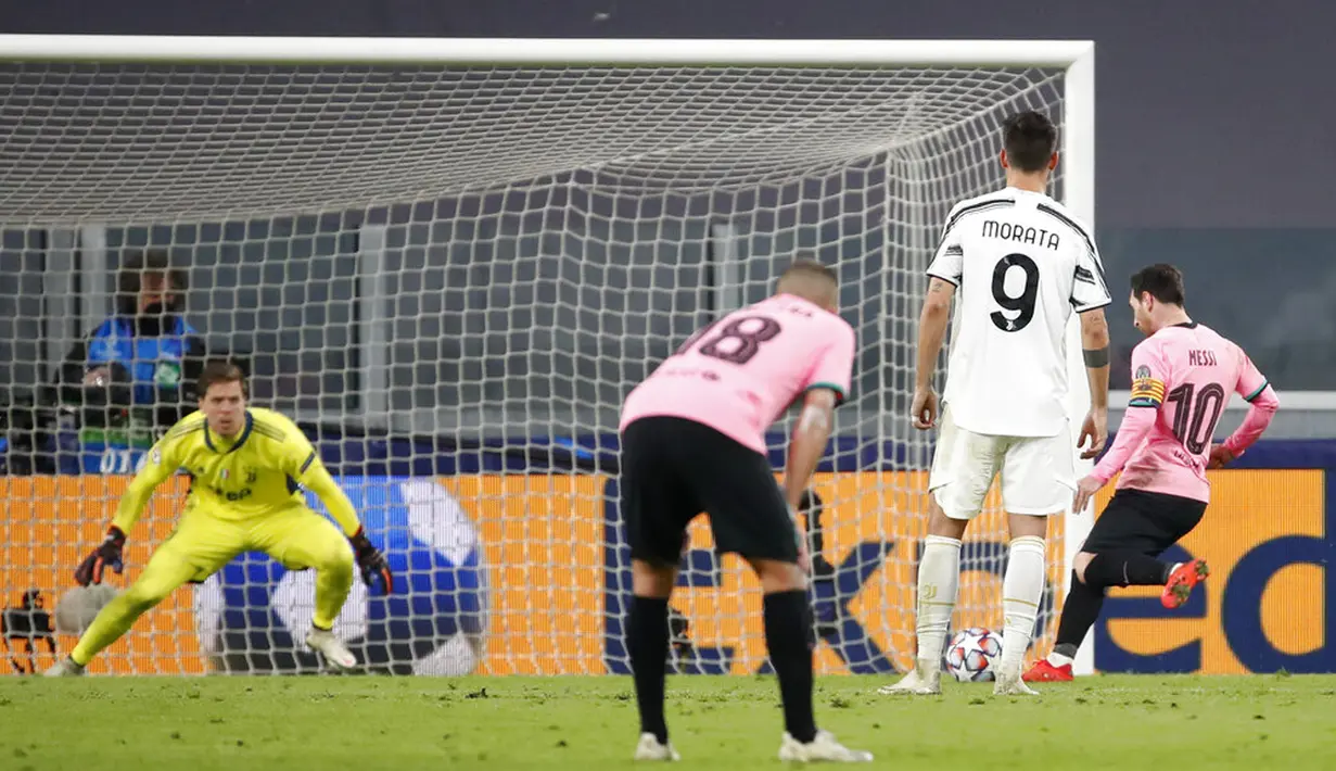 Pemain Barcelona Lionel Messi (kanan) mencetak gol ke gawang Juventus pada pertandingan Grup G Liga Champions di Allianz Stadium, Turin, Italia, Rabu (28/10/2020). Barcelona menaklukkan Juventus 2-0. (AP Photo/Antonio Calanni)