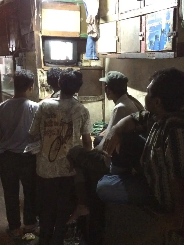 6 Potret Pose Bapak-bapak saat Nonton Televisi Ini Bikin Geleng Kepala