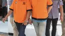 Dua tersangka E dan HM alias TB pemasok narkoba kepada komedian Tri Retno Prayudati alias Nunung dihadirkan saat rilis di Polda Metro Jaya, Jakarta, Kamis (25/7/2019). Tersangka E sebelumnya sempat buron setelah penangkapan Nunung, suaminya JJ, dan pengedar HM. (Liputan6.com/Faizal Fanani)