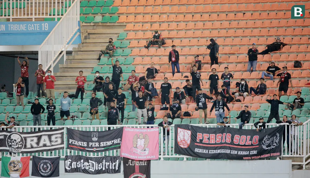 Suporter Persis Solo saat melawan Rans Cilegon FC pada laga babak 8 besar Grup X Liga 2 di Stadion Pakansari, Bogor, Rabu (15/12/2021). (Bola.com/M Iqbal Ichsan)