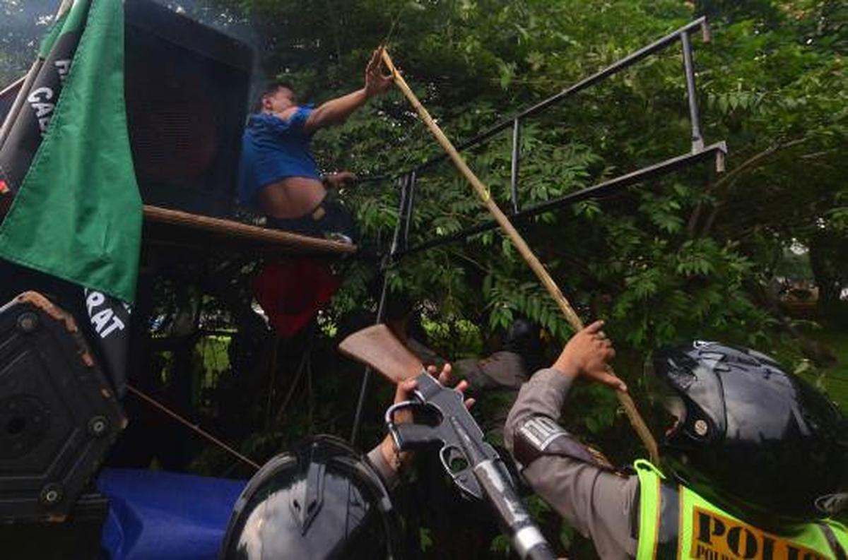 HMI terlibat bentrok dengan polisi di depan Kedubes AS