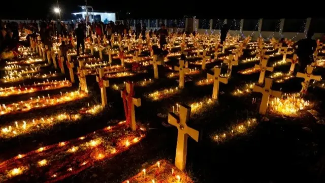 Lilin di pemakaman. (Sumber: Historyhit.com)