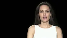 Salah satu pemandangan paling menyentuh adalah ketika Jolie berbicara dengan seorang anak lelaki dan mencoba menenangkan bocah itu perihal tentang masalah yang dialaminya tersebut.