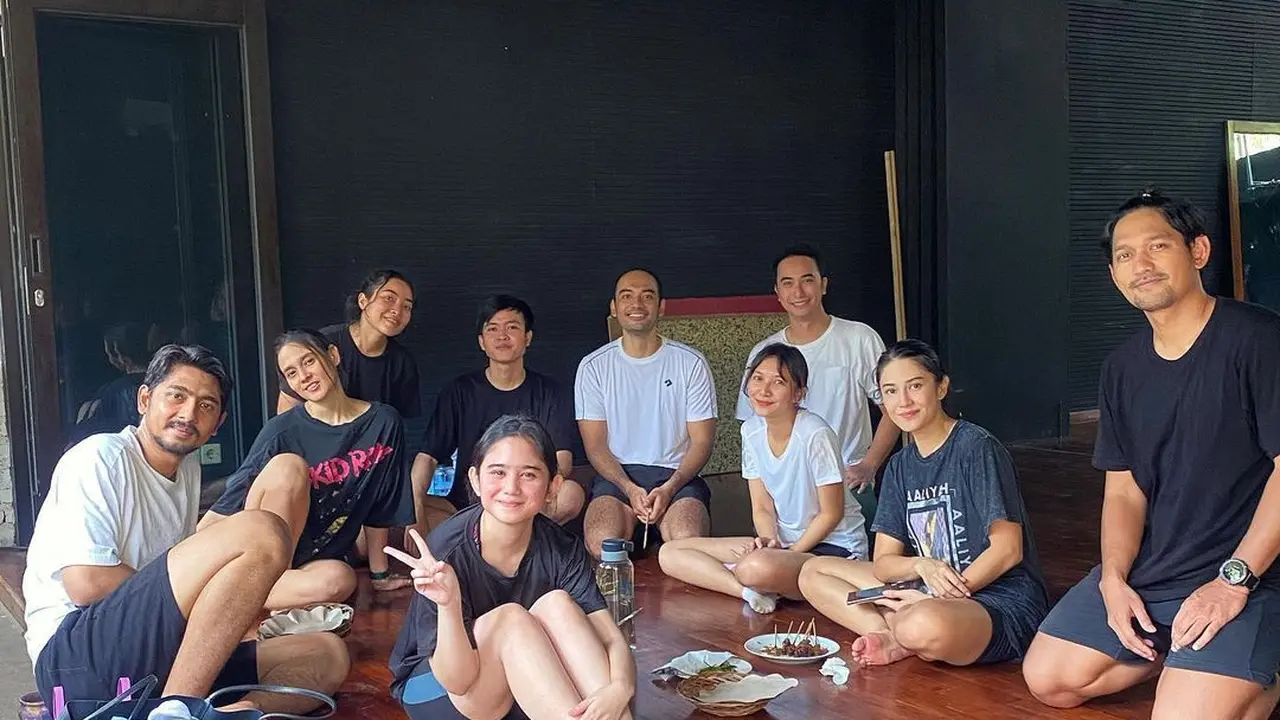 Dian Sastrowardoyo, Tissa Biani, Arya Saloka dan beberapa pemain yang dikabarkan syuting Gadis Kretek (Foto: Instagram @ tissabiani)