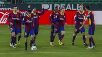 Pemain Barcelona merayakan gol Lionel Messi ke gawang Real Betis dalam lanjutan Liga Spanyol di Stadion Benito Villamarin, Senin (8/2/2021) dini hari WIB. (AP Photo/Miguel Morenatti)