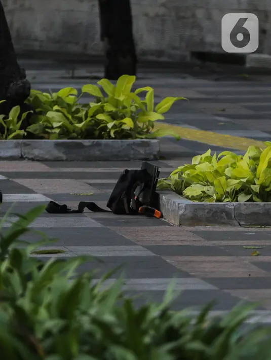 Sebuah tas mencurigakan yang ditaruh di depan Hotel Kempinski, Bundaran HI, Jakarta, Kamis (16/4/2020). Dalam pemeriksaan yang dilakukan anggota Gegana diketahui bahwa tas tersebut kosong. (Liputan6.com/Faizal Fanani)