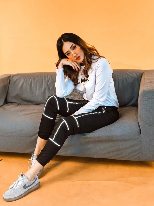 Biasa Tampil Natural, Ini 6 Potret Anya Geraldine dengan Makeup Tebal