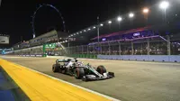 Pembalap Mercedes Lewis Hamilton mengikuti kualifikasi F1 GP Singapura 2019 di Sirkuit Marina Bay, Sabtu (21/9/2019). (AFP/Mladen Antonov)