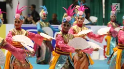 Tarian khas daerah mengawali pembukaan Kejuaraan Voli Putra Asia 2017 ke-16 di GOR Tri Dharma, Gresik, Senin (24/7). Ajang ini diikuti 16 negara dan terbagi dalam empat grup. (Liputan6.com/Helmi Fithriansyah)