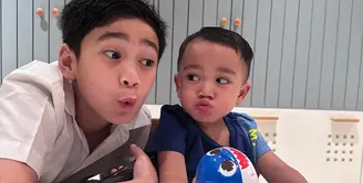 Anak kedua Raffi Ahmad dan Nagita Salvina meraih satu penghargaan dari ajang penghargaan bergengsi Infotainment Awards 2023. Rayyanza Malik Ahmad atau akrab disapa Cipung itu berhasil meraih untuk kategori Best Viral Celebrity. [Instagram/tercipungcipung]