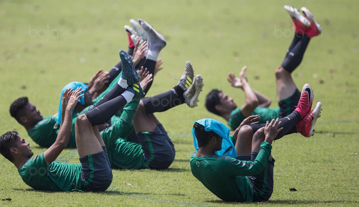 Para pemain Timnas Indonesia U-22 melakukan pendinginan saat latihan di Lapangan SPH Karawaci, Banten, Selasa (8/8/2017). Latihan dilakukan sebagai persiapan jelang SEA Games 2017 Malaysia. (Bola.com/Vitalis Yogi Trisna)