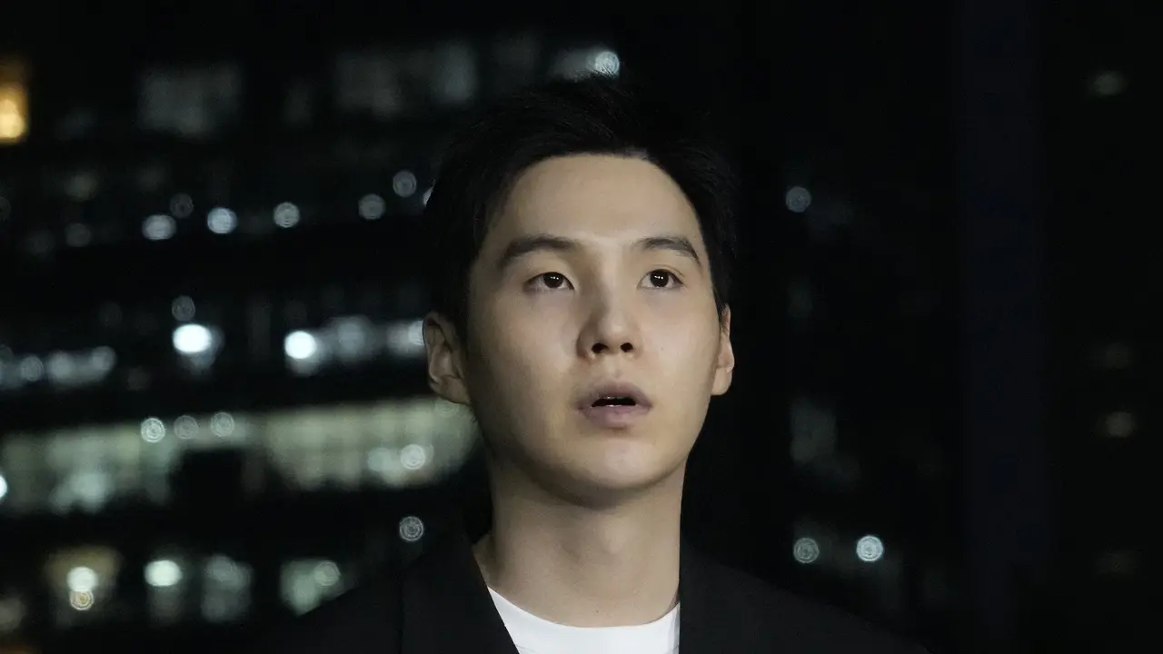 Suga BTS datang ke Kantor Polisi Yongsan pada 23 Agustus 2024. (AP Photo/Ahn Young-joon)