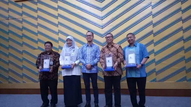 Penyerahan kenang-kenangan