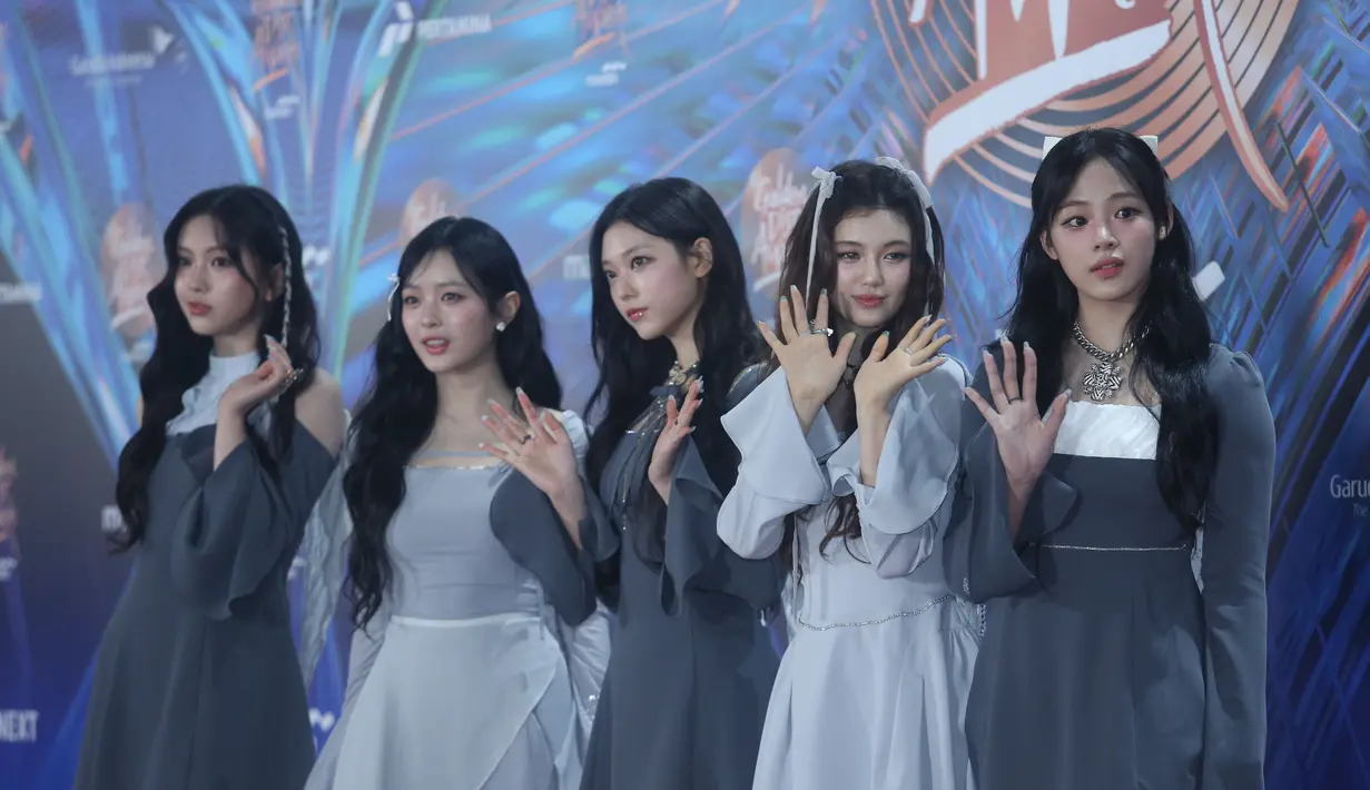 Untuk gaya rambut, Hyein tampil dengan rambut panjang wave terurai dengan aksen pita pada satu bagian rambut, Hearin cukup tampil dengan rambut panjang wave belah dua. Dan Minji dengan gaya rambut diikat setengah mengenakan pita putih besar . [Foto: Bayu Herdianto/Fimela]