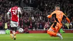 Pemain Arsenal Eddie Nketiah (kiri) mencetak gol ke gawang Leeds United yang dijaga kiper Illan Meslier pada pertandingan Piala Liga Inggris di Emirates Stadium, London, Inggris, 26 Oktober 2021. Arsenal menang 2-0. (AP Photo/Matt Dunham)